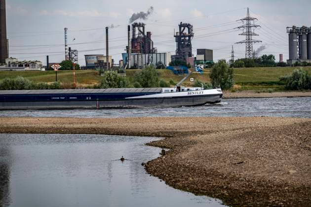 Extremes Niedrigwasser, hier beim Thyssenkrupp Steel Stahlwerk in Duisburg-Marxloh, durch den niedrigen Rheinpegel haben sich Sandbänke gebildet, Frachter können nur mit reduzierter Ladung fahren, das TKS Stahlwerk hat seine Produktion verringert, da nicht mehr genug Rohstoffe für die Stahlindustrie geliefert werden können,Rheinpegel DU-Ruhrort bei 170 cm, Tendenz fallend, Hochofen, Duisburg, NRW, Deutschland Niedrigwasser Rhein *** Extremely low water levels—here at the Thyssenkrupp Steel plant in Duisburg-Marxloh—have caused sandbars to form due to the low water level of the Rhine; cargo ships can only sail with reduced cargo; the TKS steelworks has cut back production because not enough raw materials can be delivered to the steel in