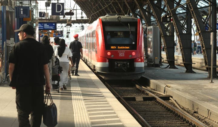 Die Regionalbahn RB 24 (die Eifel-Bahn) in Richtung Euskirchen fährt in den Hauptbahnhof Köln hinein. Köln Nordrhein-Westfalen *** The RB 24 regional train on the Eifel Bahn line toward Euskirchen pulls into Cologne Central Station in Cologne, North Rhine-Westphalia