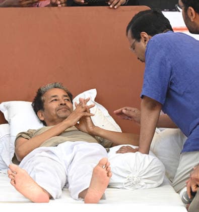 NEW DELHI, INDIA - JULY 16: Aam Aadmi Party national convenor Arvind Kejriwal speaks with social activist Sonam Wangchuk who is on 19th day of his indefinite hunger strike in solidarity with Cockroach Janta Party protest demanding resignation of Union Education Minister Dharmendra Pradhan over alleged irregularities in the NEET examination, at Jantar Mantar, on July 16, 2026 in New Delhi, India. (Photo by Ishant Chauhan Hindustan Times) AAP Chief Arvind Kejriwal Joins CJP Protest, Meets Sonam Wangchuk At Jantar Mantar