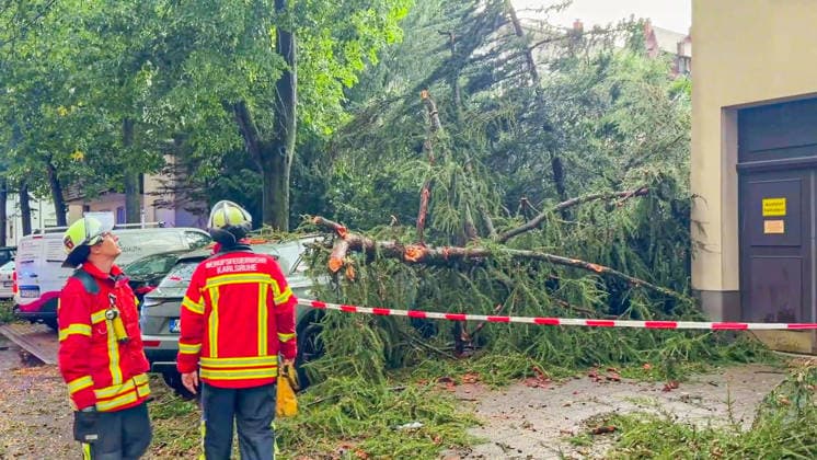RECORD DATE NOT STATED Tödliches Unwetter in Karlsruhe: Superzelle zieht mit Downburst über Karlsruhe hinweg - heftige Sturmböen mit Starkregen und Hagel - unzählige Bäume stürzen im Stadtgebiet um - viele Bäume fallen auf Autos und Häuser - Straßen werden überschwemm Tödliches Unwetter in Karlsruhe: Superzelle zieht mit Downburst über Karlsruhe hinweg - heftige Sturmböen mit Starkregen und Hagel - unzählige Bäume stürzen im Stadtgebiet um - viele Bäume fallen auf Autos und Häuser - Straßen werden überschwemmt - Blitz setzt Dachstuhl in Brand - alle Feuerwehren in der Stadt Karlsruhe im Dauereinsatz - über 250 Einsatzstellen - gesamter Straßenbahnverkehr lahmgelegt *** Deadly Storm in Karlsruhe: Supercell Sweeps Through Karlsruhe with a Copyright: xHenryxMungenastx xEinsatzReport24x