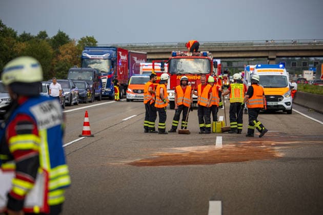 Auffahrunfall auf der A3 Fünf Fahrzeuge beteiligt Vier Verletzte Rettungshubschrauber im Einsatz Auf der A3 in Fahrtrichtung Frankfurt kam es am 16.07.2026 gegen 19:45 Uhr in Höhe der Anschlussstelle Hanau, zwischen der Raststätte Weiskirchen und Hanau, zu einem Auffahrunfall mit fünf Fahrzeugen. Dabei wurden vier Menschen verletzt, zwei leicht und zwei mittelschwer. Ein Rettungshubschrauber war im Einsatz, transportierte jedoch keine Verletzten. Die A3 war in Fahrtrichtung Frankfurt bis 20:45 Uhr vollständig und anschließend bis 21:30 Uhr teilweise gesperrt. Rodgau A3 Hessen Deutschland *** Rear-End Collision on the A3; Five Vehicles Involved; Four Injured; Rescue Helicopter on the Scene On July 16, 2026, at approximately