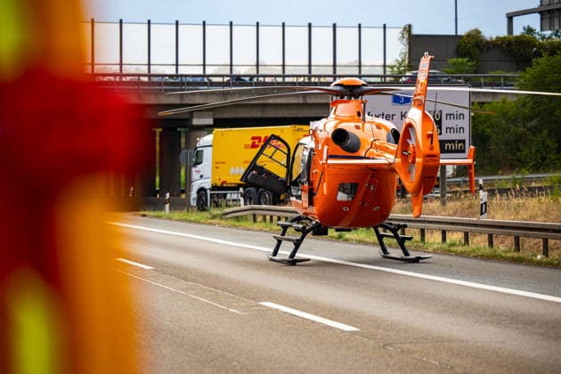 Auffahrunfall auf der A3 Fünf Fahrzeuge beteiligt Vier Verletzte Rettungshubschrauber im Einsatz Auf der A3 in Fahrtrichtung Frankfurt kam es am 16.07.2026 gegen 19:45 Uhr in Höhe der Anschlussstelle Hanau, zwischen der Raststätte Weiskirchen und Hanau, zu einem Auffahrunfall mit fünf Fahrzeugen. Dabei wurden vier Menschen verletzt, zwei leicht und zwei mittelschwer. Ein Rettungshubschrauber war im Einsatz, transportierte jedoch keine Verletzten. Die A3 war in Fahrtrichtung Frankfurt bis 20:45 Uhr vollständig und anschließend bis 21:30 Uhr teilweise gesperrt. Rodgau A3 Hessen Deutschland *** Rear-End Collision on the A3; Five Vehicles Involved; Four Injured; Rescue Helicopter on the Scene On July 16, 2026, at approximately
