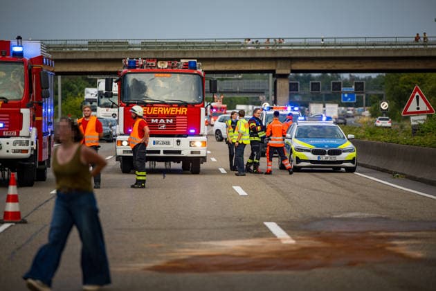 Auffahrunfall auf der A3 Fünf Fahrzeuge beteiligt Vier Verletzte Rettungshubschrauber im Einsatz Auf der A3 in Fahrtrichtung Frankfurt kam es am 16.07.2026 gegen 19:45 Uhr in Höhe der Anschlussstelle Hanau, zwischen der Raststätte Weiskirchen und Hanau, zu einem Auffahrunfall mit fünf Fahrzeugen. Dabei wurden vier Menschen verletzt, zwei leicht und zwei mittelschwer. Ein Rettungshubschrauber war im Einsatz, transportierte jedoch keine Verletzten. Die A3 war in Fahrtrichtung Frankfurt bis 20:45 Uhr vollständig und anschließend bis 21:30 Uhr teilweise gesperrt. Rodgau A3 Hessen Deutschland *** Rear-End Collision on the A3; Five Vehicles Involved; Four Injured; Rescue Helicopter on the Scene On July 16, 2026, at approximately