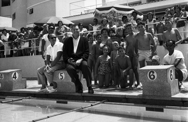 0039937744 ElComercioPeru LIMA, MARCH 25, 1961 ACTOR JOHNNY WEISSMULLER VISITS WALTER LEDGARD S SWIMMING ACADEMY PHOTO: EL COMERCIO, LIMA, PERU EDITORIAL USE ONLY  Copyright: xGDA ElxComercio Perux-xTodosxlosxderechosxreservados.xProhibidoxelxusoxoxreproduccionxdexestaximagenxenxPerux ELxCOMERCIOx peelcomerciopic131448