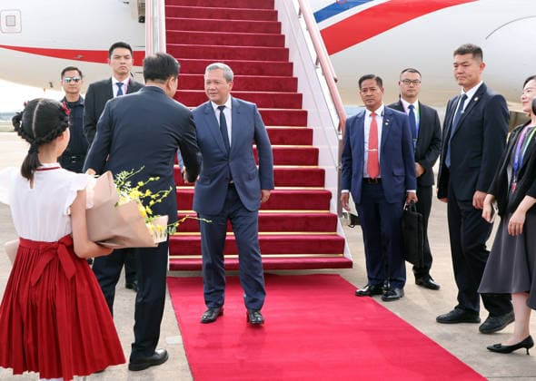 SHANGHAI, CHINA - JULY 16: Cambodian Prime Minister Hun Manet, who is in China to attend the 2026 World AI Conference and High-Level Meeting on Global AI Governance, arrives at the airport on July 16, 2026 in Shanghai, China.  Copyright: xChinaxNewsxServicex 111654799412