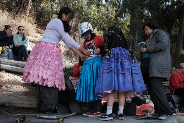 Cholita skater event in Bolivia LA PAZ, BOLIVIA - JULY 16: Children wearing the traditional dress of the La Paz cholita skate during the cholita skaters competition in La Paz, Bolivia, on July 16, 2026 Jorge Mateo Romay Salinas Anadolu La paz Bolivia. Editorial use only. Please get in touch for any other usage.  Copyright: x2026xAnadoluxJorgexMateoxRomayxSalinasx