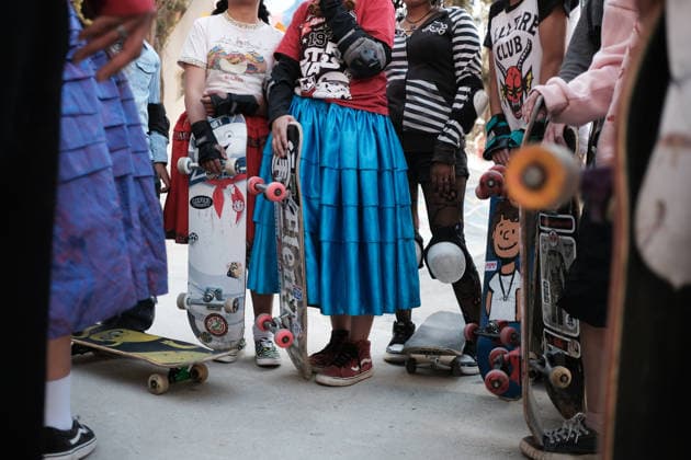 Cholita skater event in Bolivia LA PAZ, BOLIVIA - JULY 16: Children wearing the traditional dress of the La Paz cholita skate during the cholita skaters competition in La Paz, Bolivia, on July 16, 2026 Jorge Mateo Romay Salinas Anadolu La paz Bolivia. Editorial use only. Please get in touch for any other usage.  Copyright: x2026xAnadoluxJorgexMateoxRomayxSalinasx