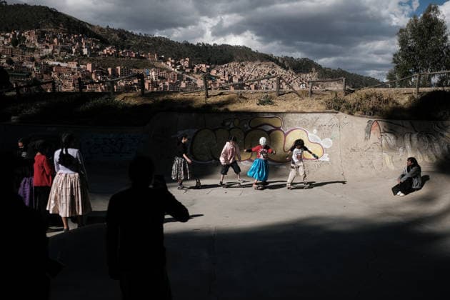 Cholita skater event in Bolivia LA PAZ, BOLIVIA - JULY 16: Children wearing the traditional dress of the La Paz cholita skate during the cholita skaters competition in La Paz, Bolivia, on July 16, 2026 Jorge Mateo Romay Salinas Anadolu La paz Bolivia. Editorial use only. Please get in touch for any other usage.  Copyright: x2026xAnadoluxJorgexMateoxRomayxSalinasx