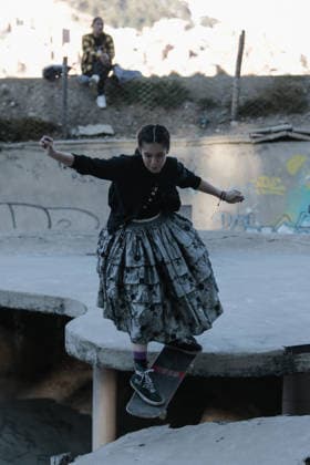 Cholita skater event in Bolivia LA PAZ, BOLIVIA - JULY 16: Children wearing the traditional dress of the La Paz cholita skate during the cholita skaters competition in La Paz, Bolivia, on July 16, 2026 Jorge Mateo Romay Salinas Anadolu La paz Bolivia. Editorial use only. Please get in touch for any other usage.  Copyright: x2026xAnadoluxJorgexMateoxRomayxSalinasx