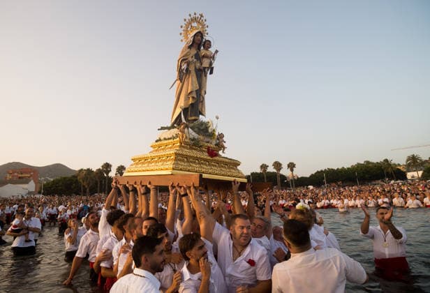 Virgin del carmen procession in Malaga - 16 Jul 2026 Penitents of Virgen del Carmen brotherhood are seen lifting the float with a figure of the virgin as they take part in a procession at a beach. The annual Virgen del Carmen festivity in Málaga City, held on 16 July, celebrates the patron saint of sailors and fishermen. The statue of the Virgin is carried by a group of believers in traditional costume along the streets before being placed on a boat from a beach, which later sails down the Málaga coast. Malaga Spain Copyright: xJesusxMeridax xSOPAxImagesx 17072026_JMERIDA1-20