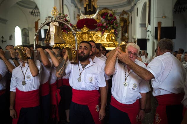 Virgin del carmen procession in Malaga - 16 Jul 2026 Penitents of Virgen del Carmen brotherhood are seen carrying the float of the virgin before taking part in a procession. The annual Virgen del Carmen festivity in Málaga City, held on 16 July, celebrates the patron saint of sailors and fishermen. The statue of the Virgin is carried by a group of believers in traditional costume along the streets before being placed on a boat from a beach, which later sails down the Málaga coast. Malaga Spain Copyright: xJesusxMeridax xSOPAxImagesx 17072026_JMERIDA1-12