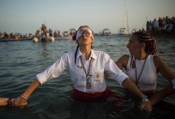 Virgin del carmen procession in Malaga - 16 Jul 2026 A blindfolded penitent of Virgen del Carmen brotherhood is seen in the water as she takes part in a procession at the beach. The annual Virgen del Carmen festivity in Málaga City, held on 16 July, celebrates the patron saint of sailors and fishermen. The statue of the Virgin is carried by a group of believers in traditional costume along the streets before being placed on a boat from a beach, which later sails down the Málaga coast. Malaga Spain Copyright: xJesusxMeridax xSOPAxImagesx 17072026_JMERIDA1-15