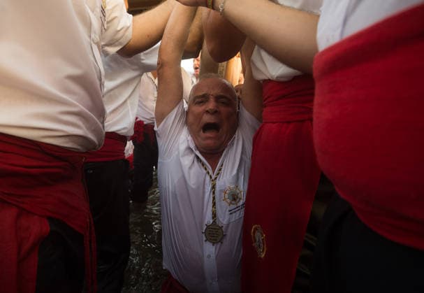 Virgin del carmen procession in Malaga - 16 Jul 2026 A penitent of Virgen del Carmen brotherhood is seen kneeling in the water as he takes part in a procession at a beach. The annual Virgen del Carmen festivity in Málaga City, held on 16 July, celebrates the patron saint of sailors and fishermen. The statue of the Virgin is carried by a group of believers in traditional costume along the streets before being placed on a boat from a beach, which later sails down the Málaga coast. Malaga Spain Copyright: xJesusxMeridax xSOPAxImagesx 17072026_JMERIDA1-25