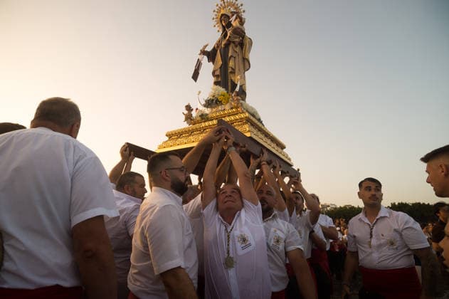 Virgin del carmen procession in Malaga - 16 Jul 2026 Penitents of Virgen del Carmen brotherhood are seen lifting the float with a figure of the virgin as they take part in a procession at a beach. The annual Virgen del Carmen festivity in Málaga City, held on 16 July, celebrates the patron saint of sailors and fishermen. The statue of the Virgin is carried by a group of believers in traditional costume along the streets before being placed on a boat from a beach, which later sails down the Málaga coast. Malaga Spain Copyright: xJesusxMeridax xSOPAxImagesx 17072026_JMERIDA1-26