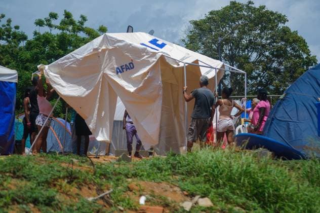 International Aid Camps Established for Displaced Families in La Guaira LA GUAIRA, VENEZUELA JULY 17, 2026: Relief workers and local volunteers set up temporary international aid camps, including tents provided by Türkiye s Disaster and Emergency Management Authority (AFAD), in open fields, sports facilities, and public parking areas in La Guaira, Venezuela, July 17, 2026. The camps are being established to accommodate the continued arrival of displaced families following the recent emergency. La Guaira Venezuela (Bolivarian Republic of) Copyright: x xMarioxFloresx xJNAxPressx
