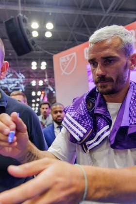 RECORD DATE NOT STATED Fanatics Fest NYC kicks off at the Javits Center with sports stars, celebrities and iconic trophies. (NEW) New York, July, 16, 2026 The 2026 Fanatics Fest NYC officially opened today at the Jacob K. Javits Convention Center, bringing together athletes and celebrities including Antoine Griezmann, Josh Hart, and Rhea Ripley. The event also showcased iconic trophies like FIFA World Cup Trophy and the FIFA Women™s World Cup Trophy, drawing fans from around the world.(Foto: Anthony Oliveira Thenews2 imago images) Fanatics Fest NYC kicks off at the Javits Center with sports stars, celebrities and iconic trophies.  Copyright: xAnthonyxOliveirax