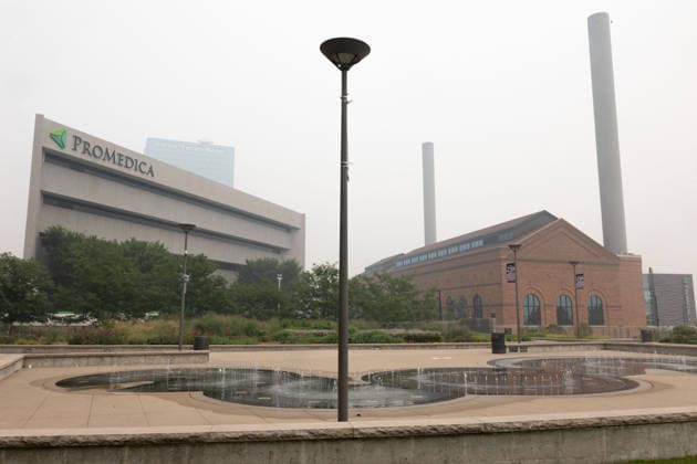 July 16, 2026, Toledo, United States: Promenade Park with ProMedica Headquarters and the Fifth Third Bank building, One Seagate, in the background seen during the Canadian wildfire pollution in downtown Toledo. Toledo experienced its worst air quality on record, as the Air Quality Index (AQI) reached upwards of 700. Toledo United States - ZUMAs197 20260716_aaa_s197_257 Copyright: xStephenxZennerx