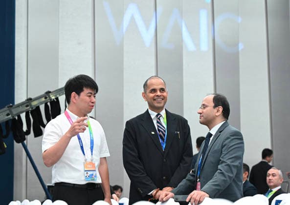 (260717) -- SHANGHAI, July 17, 2026 -- Guests talk with each other before the opening ceremony of the 2026 World AI Conference and High-Level Meeting on Global AI Governance in Shanghai, east China, July 17, 2026. ) CHINA-SHANGHAI-2026 WORLD AI CONFERENCE-OPENING (CN) XiexHuanchi 