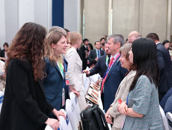 (260717) -- SHANGHAI, July 17, 2026 -- Guests talk with each other before the opening ceremony of the 2026 World AI Conference and High-Level Meeting on Global AI Governance in Shanghai, east China, July 17, 2026. ) CHINA-SHANGHAI-2026 WORLD AI CONFERENCE-OPENING (CN) HuangxJingwen 