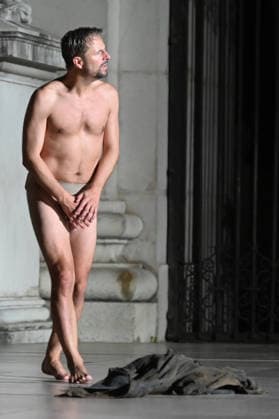 RECORD DATE NOT STATED Philipp Hochmair, Jedermann, nackt, Fotoprobe, Salzburger Festspiele, Domplatz, Salzburg, 2026, Manfred Siebinger *** Philipp Hochmair, *Jedermann*, nude, photo shoot, Salzburg Festival, Domplatz, Salzburg, 2026, Manfred Siebinger
