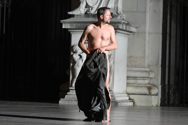 RECORD DATE NOT STATED Philipp Hochmair, Jedermann, nackt, Fotoprobe, Salzburger Festspiele, Domplatz, Salzburg, 2026, Manfred Siebinger *** Philipp Hochmair, *Jedermann*, nude, photo shoot, Salzburg Festival, Domplatz, Salzburg, 2026, Manfred Siebinger