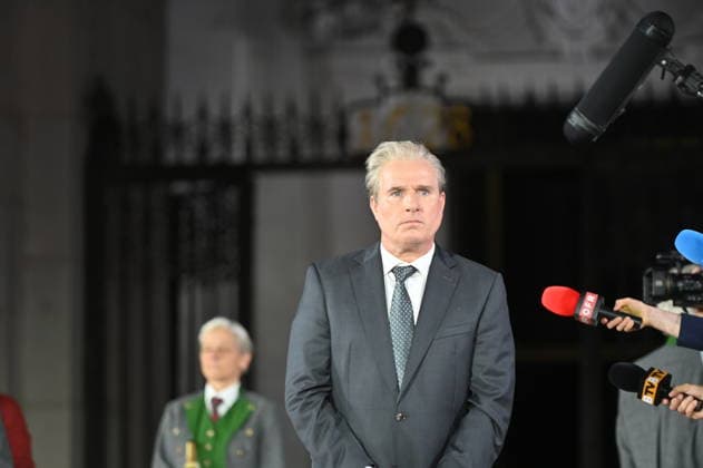 RECORD DATE NOT STATED Arthur Klemt, Schuldknecht, Jedermann, Fotoprobe, Salzburger Festspiele, Domplatz, Salzburg, 2026, Manfred Siebinger *** Arthur Klemt, Servant, *Jedermann*, Photo Rehearsal, Salzburg Festival, Domplatz, Salzburg, 2026, Manfred Siebinger