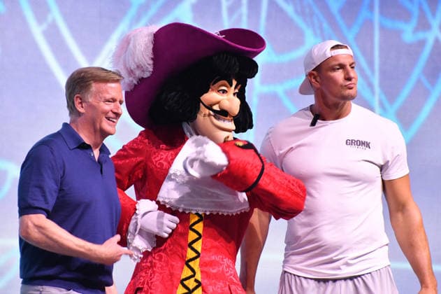 NEW YORK, NY - JULY 16: Roger Goodell, Captain Hook and Rob Gronkowski at Disney Fan Draft at Center Stage during day 1 of Fanatics Fest NYC on July 16, 2026 at Javits Center in New York City. Credit: AdMedia New York City USA - ZUMAa123 20260716_zaa_a123_238 Copyright: xJohnxFyckex
