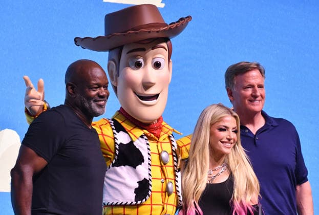NEW YORK, NY - JULY 16: Emmitt Smith, Roger Goodell and Alexa Bliss at Disney Fan Draft at Center Stage during day 1 of Fanatics Fest NYC on July 16, 2026 at Javits Center in New York City. Credit: AdMedia New York City USA - ZUMAa123 20260716_zaa_a123_243 Copyright: xJohnxFyckex