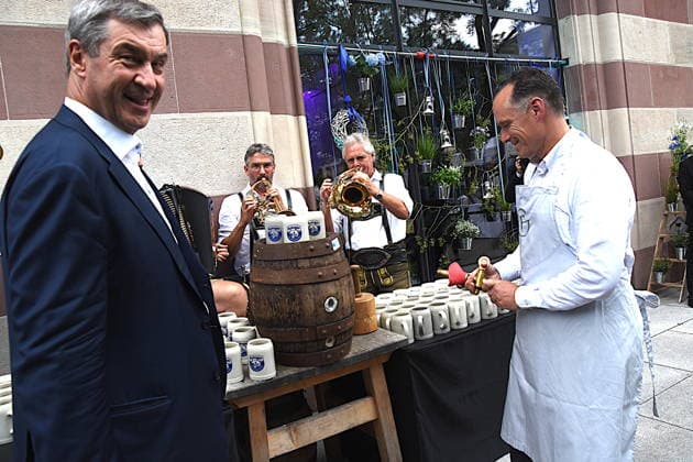 Dr Markus Soeder Bayerischer Ministerpraesident Peter Inselkammer IHK Praesident Zapfte Bierfass an Muenchen 16.07.2026 Max Joseph Strasse Stammhaus iHK Industrie und Handelskammer fuer Muenchen und Oberbayern Jahresempfang Foto Muenchen *** Dr. Markus Soeder, Bavarian Minister-President; Peter Inselkammer, President of the Chamber of Industry and Commerce; Tapped a Beer Keg in Munich on July 16, 2026, at the Max Joseph Street Headquarters of the Chamber of Industry and Commerce for Munich and Upper Bavaria; Annual Reception; Photo: Munich