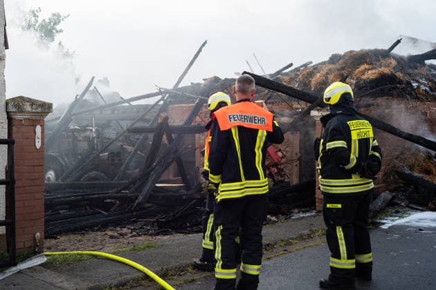 Scheune in Vollbrand - Großeinsatz der Rettungskräfte Am frühen Morgen des 17.07.2026 stand in Höchst im Odenwald, Ortsteil Forstel, seit kurz nach 03:00 Uhr die Scheune eines Bauernhofes in Vollbrand. Der einzige Bewohner konnte sich ins Freie retten, verletzt wurde nach derzeitigem Erkenntnisstand niemand. Feuerwehr, Rettungsdienst und Polizei waren vor Ort, die Feuerwehr arbeitetet weiter an den Löscharbeiten. Zur Brandursache und zur Höhe des Sachschadens lagen zunächst keine Angaben vor. Höchst im Odenwald Forstel Hessen Deutschland *** Barn Ablaze; Major Emergency Response Early in the morning of July 17, 2026, in Höchst in the Odenwald, in the Forstel district, a farm barn had been fully engulfed in flames since shortly after