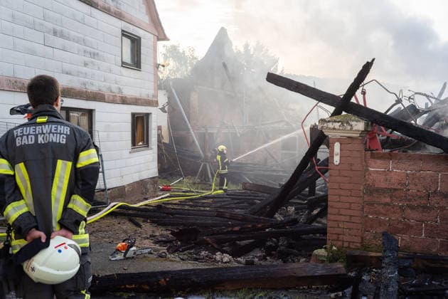 Scheune in Vollbrand - Großeinsatz der Rettungskräfte Am frühen Morgen des 17.07.2026 stand in Höchst im Odenwald, Ortsteil Forstel, seit kurz nach 03:00 Uhr die Scheune eines Bauernhofes in Vollbrand. Der einzige Bewohner konnte sich ins Freie retten, verletzt wurde nach derzeitigem Erkenntnisstand niemand. Feuerwehr, Rettungsdienst und Polizei waren vor Ort, die Feuerwehr arbeitetet weiter an den Löscharbeiten. Zur Brandursache und zur Höhe des Sachschadens lagen zunächst keine Angaben vor. Höchst im Odenwald Forstel Hessen Deutschland *** Barn Ablaze; Major Emergency Response Early in the morning of July 17, 2026, in Höchst in the Odenwald, in the Forstel district, a farm barn had been fully engulfed in flames since shortly after