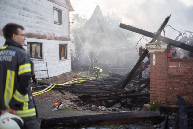 Scheune in Vollbrand - Großeinsatz der Rettungskräfte Am frühen Morgen des 17.07.2026 stand in Höchst im Odenwald, Ortsteil Forstel, seit kurz nach 03:00 Uhr die Scheune eines Bauernhofes in Vollbrand. Der einzige Bewohner konnte sich ins Freie retten, verletzt wurde nach derzeitigem Erkenntnisstand niemand. Feuerwehr, Rettungsdienst und Polizei waren vor Ort, die Feuerwehr arbeitetet weiter an den Löscharbeiten. Zur Brandursache und zur Höhe des Sachschadens lagen zunächst keine Angaben vor. Höchst im Odenwald Forstel Hessen Deutschland *** Barn Ablaze; Major Emergency Response Early in the morning of July 17, 2026, in Höchst in the Odenwald, in the Forstel district, a farm barn had been fully engulfed in flames since shortly after
