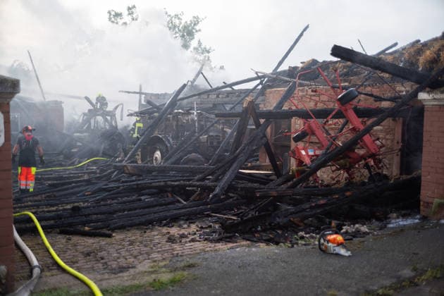Scheune in Vollbrand - Großeinsatz der Rettungskräfte Am frühen Morgen des 17.07.2026 stand in Höchst im Odenwald, Ortsteil Forstel, seit kurz nach 03:00 Uhr die Scheune eines Bauernhofes in Vollbrand. Der einzige Bewohner konnte sich ins Freie retten, verletzt wurde nach derzeitigem Erkenntnisstand niemand. Feuerwehr, Rettungsdienst und Polizei waren vor Ort, die Feuerwehr arbeitetet weiter an den Löscharbeiten. Zur Brandursache und zur Höhe des Sachschadens lagen zunächst keine Angaben vor. Höchst im Odenwald Forstel Hessen Deutschland *** Barn Ablaze; Major Emergency Response Early in the morning of July 17, 2026, in Höchst in the Odenwald, in the Forstel district, a farm barn had been fully engulfed in flames since shortly after