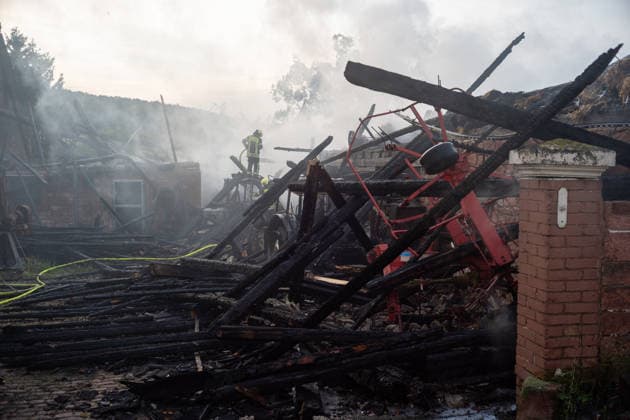 Scheune in Vollbrand - Großeinsatz der Rettungskräfte Am frühen Morgen des 17.07.2026 stand in Höchst im Odenwald, Ortsteil Forstel, seit kurz nach 03:00 Uhr die Scheune eines Bauernhofes in Vollbrand. Der einzige Bewohner konnte sich ins Freie retten, verletzt wurde nach derzeitigem Erkenntnisstand niemand. Feuerwehr, Rettungsdienst und Polizei waren vor Ort, die Feuerwehr arbeitetet weiter an den Löscharbeiten. Zur Brandursache und zur Höhe des Sachschadens lagen zunächst keine Angaben vor. Höchst im Odenwald Forstel Hessen Deutschland *** Barn Ablaze; Major Emergency Response Early in the morning of July 17, 2026, in Höchst in the Odenwald, in the Forstel district, a farm barn had been fully engulfed in flames since shortly after