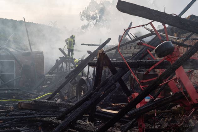 Scheune in Vollbrand - Großeinsatz der Rettungskräfte Am frühen Morgen des 17.07.2026 stand in Höchst im Odenwald, Ortsteil Forstel, seit kurz nach 03:00 Uhr die Scheune eines Bauernhofes in Vollbrand. Der einzige Bewohner konnte sich ins Freie retten, verletzt wurde nach derzeitigem Erkenntnisstand niemand. Feuerwehr, Rettungsdienst und Polizei waren vor Ort, die Feuerwehr arbeitetet weiter an den Löscharbeiten. Zur Brandursache und zur Höhe des Sachschadens lagen zunächst keine Angaben vor. Höchst im Odenwald Forstel Hessen Deutschland *** Barn Ablaze; Major Emergency Response Early in the morning of July 17, 2026, in Höchst in the Odenwald, in the Forstel district, a farm barn had been fully engulfed in flames since shortly after