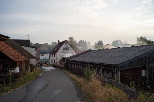 Scheune in Vollbrand - Großeinsatz der Rettungskräfte Am frühen Morgen des 17.07.2026 stand in Höchst im Odenwald, Ortsteil Forstel, seit kurz nach 03:00 Uhr die Scheune eines Bauernhofes in Vollbrand. Der einzige Bewohner konnte sich ins Freie retten, verletzt wurde nach derzeitigem Erkenntnisstand niemand. Feuerwehr, Rettungsdienst und Polizei waren vor Ort, die Feuerwehr arbeitetet weiter an den Löscharbeiten. Zur Brandursache und zur Höhe des Sachschadens lagen zunächst keine Angaben vor. Höchst im Odenwald Forstel Hessen Deutschland *** Barn Ablaze; Major Emergency Response Early in the morning of July 17, 2026, in Höchst in the Odenwald, in the Forstel district, a farm barn had been fully engulfed in flames since shortly after
