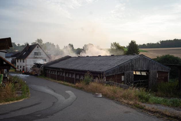 Scheune in Vollbrand - Großeinsatz der Rettungskräfte Am frühen Morgen des 17.07.2026 stand in Höchst im Odenwald, Ortsteil Forstel, seit kurz nach 03:00 Uhr die Scheune eines Bauernhofes in Vollbrand. Der einzige Bewohner konnte sich ins Freie retten, verletzt wurde nach derzeitigem Erkenntnisstand niemand. Feuerwehr, Rettungsdienst und Polizei waren vor Ort, die Feuerwehr arbeitetet weiter an den Löscharbeiten. Zur Brandursache und zur Höhe des Sachschadens lagen zunächst keine Angaben vor. Höchst im Odenwald Forstel Hessen Deutschland *** Barn Ablaze; Major Emergency Response Early in the morning of July 17, 2026, in Höchst in the Odenwald, in the Forstel district, a farm barn had been fully engulfed in flames since shortly after