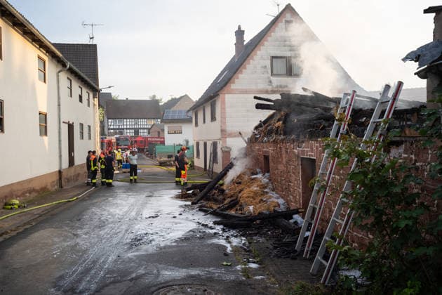 Scheune in Vollbrand - Großeinsatz der Rettungskräfte Am frühen Morgen des 17.07.2026 stand in Höchst im Odenwald, Ortsteil Forstel, seit kurz nach 03:00 Uhr die Scheune eines Bauernhofes in Vollbrand. Der einzige Bewohner konnte sich ins Freie retten, verletzt wurde nach derzeitigem Erkenntnisstand niemand. Feuerwehr, Rettungsdienst und Polizei waren vor Ort, die Feuerwehr arbeitetet weiter an den Löscharbeiten. Zur Brandursache und zur Höhe des Sachschadens lagen zunächst keine Angaben vor. Höchst im Odenwald Forstel Hessen Deutschland *** Barn Ablaze; Major Emergency Response Early in the morning of July 17, 2026, in Höchst in the Odenwald, in the Forstel district, a farm barn had been fully engulfed in flames since shortly after
