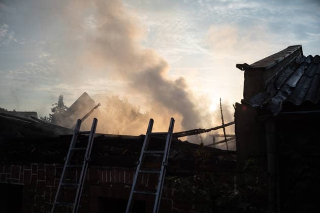 Scheune in Vollbrand - Großeinsatz der Rettungskräfte Am frühen Morgen des 17.07.2026 stand in Höchst im Odenwald, Ortsteil Forstel, seit kurz nach 03:00 Uhr die Scheune eines Bauernhofes in Vollbrand. Der einzige Bewohner konnte sich ins Freie retten, verletzt wurde nach derzeitigem Erkenntnisstand niemand. Feuerwehr, Rettungsdienst und Polizei waren vor Ort, die Feuerwehr arbeitetet weiter an den Löscharbeiten. Zur Brandursache und zur Höhe des Sachschadens lagen zunächst keine Angaben vor. Höchst im Odenwald Forstel Hessen Deutschland *** Barn Ablaze; Major Emergency Response Early in the morning of July 17, 2026, in Höchst in the Odenwald, in the Forstel district, a farm barn had been fully engulfed in flames since shortly after