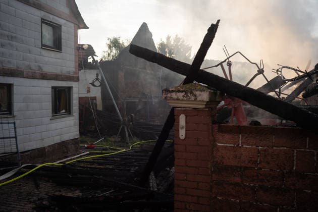 Scheune in Vollbrand - Großeinsatz der Rettungskräfte Am frühen Morgen des 17.07.2026 stand in Höchst im Odenwald, Ortsteil Forstel, seit kurz nach 03:00 Uhr die Scheune eines Bauernhofes in Vollbrand. Der einzige Bewohner konnte sich ins Freie retten, verletzt wurde nach derzeitigem Erkenntnisstand niemand. Feuerwehr, Rettungsdienst und Polizei waren vor Ort, die Feuerwehr arbeitetet weiter an den Löscharbeiten. Zur Brandursache und zur Höhe des Sachschadens lagen zunächst keine Angaben vor. Höchst im Odenwald Forstel Hessen Deutschland *** Barn Ablaze; Major Emergency Response Early in the morning of July 17, 2026, in Höchst in the Odenwald, in the Forstel district, a farm barn had been fully engulfed in flames since shortly after