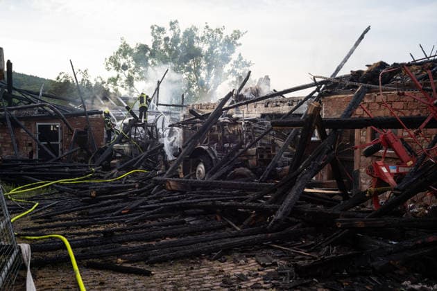 Scheune in Vollbrand - Großeinsatz der Rettungskräfte Am frühen Morgen des 17.07.2026 stand in Höchst im Odenwald, Ortsteil Forstel, seit kurz nach 03:00 Uhr die Scheune eines Bauernhofes in Vollbrand. Der einzige Bewohner konnte sich ins Freie retten, verletzt wurde nach derzeitigem Erkenntnisstand niemand. Feuerwehr, Rettungsdienst und Polizei waren vor Ort, die Feuerwehr arbeitetet weiter an den Löscharbeiten. Zur Brandursache und zur Höhe des Sachschadens lagen zunächst keine Angaben vor. Höchst im Odenwald Forstel Hessen Deutschland *** Barn Ablaze; Major Emergency Response Early in the morning of July 17, 2026, in Höchst in the Odenwald, in the Forstel district, a farm barn had been fully engulfed in flames since shortly after