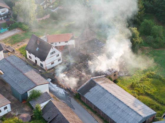 Scheune in Vollbrand - Großeinsatz der Rettungskräfte Am frühen Morgen des 17.07.2026 stand in Höchst im Odenwald, Ortsteil Forstel, seit kurz nach 03:00 Uhr die Scheune eines Bauernhofes in Vollbrand. Der einzige Bewohner konnte sich ins Freie retten, verletzt wurde nach derzeitigem Erkenntnisstand niemand. Feuerwehr, Rettungsdienst und Polizei waren vor Ort, die Feuerwehr arbeitetet weiter an den Löscharbeiten. Zur Brandursache und zur Höhe des Sachschadens lagen zunächst keine Angaben vor. Höchst im Odenwald Forstel Hessen Deutschland *** Barn Ablaze; Major Emergency Response Early in the morning of July 17, 2026, in Höchst in the Odenwald, in the Forstel district, a farm barn had been fully engulfed in flames since shortly after