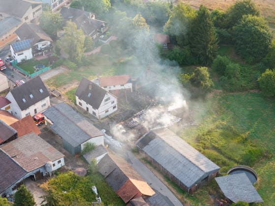 Scheune in Vollbrand - Großeinsatz der Rettungskräfte Am frühen Morgen des 17.07.2026 stand in Höchst im Odenwald, Ortsteil Forstel, seit kurz nach 03:00 Uhr die Scheune eines Bauernhofes in Vollbrand. Der einzige Bewohner konnte sich ins Freie retten, verletzt wurde nach derzeitigem Erkenntnisstand niemand. Feuerwehr, Rettungsdienst und Polizei waren vor Ort, die Feuerwehr arbeitetet weiter an den Löscharbeiten. Zur Brandursache und zur Höhe des Sachschadens lagen zunächst keine Angaben vor. Höchst im Odenwald Forstel Hessen Deutschland *** Barn Ablaze; Major Emergency Response Early in the morning of July 17, 2026, in Höchst in the Odenwald, in the Forstel district, a farm barn had been fully engulfed in flames since shortly after