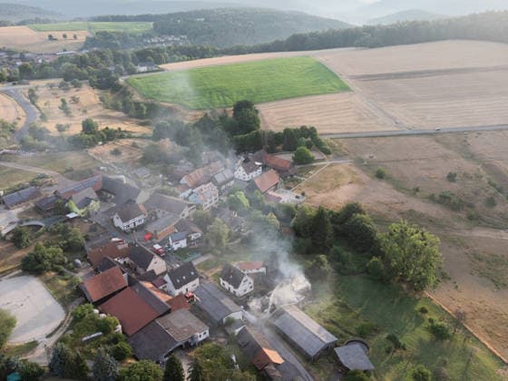 Scheune in Vollbrand - Großeinsatz der Rettungskräfte Am frühen Morgen des 17.07.2026 stand in Höchst im Odenwald, Ortsteil Forstel, seit kurz nach 03:00 Uhr die Scheune eines Bauernhofes in Vollbrand. Der einzige Bewohner konnte sich ins Freie retten, verletzt wurde nach derzeitigem Erkenntnisstand niemand. Feuerwehr, Rettungsdienst und Polizei waren vor Ort, die Feuerwehr arbeitetet weiter an den Löscharbeiten. Zur Brandursache und zur Höhe des Sachschadens lagen zunächst keine Angaben vor. Höchst im Odenwald Forstel Hessen Deutschland *** Barn Ablaze; Major Emergency Response Early in the morning of July 17, 2026, in Höchst in the Odenwald, in the Forstel district, a farm barn had been fully engulfed in flames since shortly after