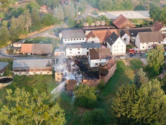 Scheune in Vollbrand - Großeinsatz der Rettungskräfte Am frühen Morgen des 17.07.2026 stand in Höchst im Odenwald, Ortsteil Forstel, seit kurz nach 03:00 Uhr die Scheune eines Bauernhofes in Vollbrand. Der einzige Bewohner konnte sich ins Freie retten, verletzt wurde nach derzeitigem Erkenntnisstand niemand. Feuerwehr, Rettungsdienst und Polizei waren vor Ort, die Feuerwehr arbeitetet weiter an den Löscharbeiten. Zur Brandursache und zur Höhe des Sachschadens lagen zunächst keine Angaben vor. Höchst im Odenwald Forstel Hessen Deutschland *** Barn Ablaze; Major Emergency Response Early in the morning of July 17, 2026, in Höchst in the Odenwald, in the Forstel district, a farm barn had been fully engulfed in flames since shortly after