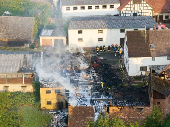 Scheune in Vollbrand - Großeinsatz der Rettungskräfte Am frühen Morgen des 17.07.2026 stand in Höchst im Odenwald, Ortsteil Forstel, seit kurz nach 03:00 Uhr die Scheune eines Bauernhofes in Vollbrand. Der einzige Bewohner konnte sich ins Freie retten, verletzt wurde nach derzeitigem Erkenntnisstand niemand. Feuerwehr, Rettungsdienst und Polizei waren vor Ort, die Feuerwehr arbeitetet weiter an den Löscharbeiten. Zur Brandursache und zur Höhe des Sachschadens lagen zunächst keine Angaben vor. Höchst im Odenwald Forstel Hessen Deutschland *** Barn Ablaze; Major Emergency Response Early in the morning of July 17, 2026, in Höchst in the Odenwald, in the Forstel district, a farm barn had been fully engulfed in flames since shortly after