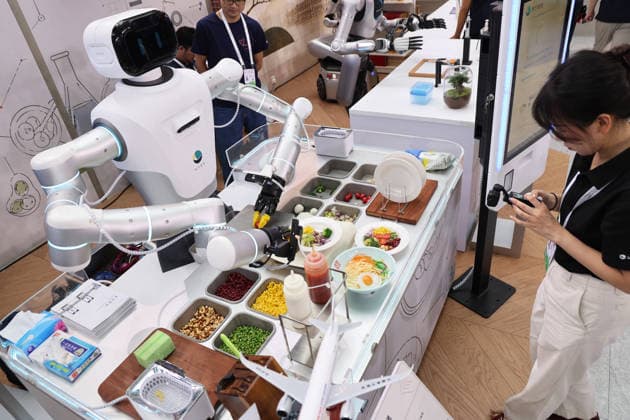 SHANGHAI, CHINA - JULY 17: A humanoid robot prepares a healthy meal during the 2026 World AI Conference and High-Level Meeting on Global AI Governance on July 17, 2026 in Shanghai, China. Themed AI Partnership for a Brighter Future, the event will include more than 140 forums, bringing together 1,400 guests from home and abroad.  Copyright: xChinaxNewsxServicex 111654825225