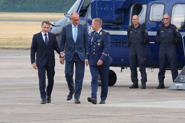Deutsch-Franzoesischen Verteidigungsrat und Sicherheitsrat in Noervenich Bundeskanzler Friedrich Merz gemeinsam mit dem franzoesischen Staatspraesidenten Emmanuel Macron und Kommodore Rene Diegeler bei der Ankunft beim Taktischen Luftwaffengeschwader 31 auf dem Luftwaffenstuetzunk in Noervenich, Noervenich, 17.07.2026 Noervenich NRW Deutschland *** German-French Defense Council and Security Council in Noervenich: Federal Chancellor Friedrich Merz, together with French President Emmanuel Macron and Commodore Rene Diegeler, upon arrival at Tactical Air Force Squadron 31 at the Noervenich Air Force Base, Noervenich, July 17, 2026, Noervenich, North Rhine-Westphalia, Germany