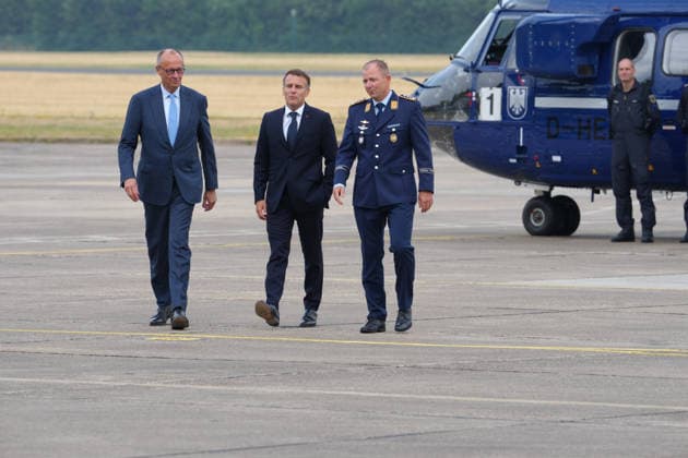 Deutsch-Franzoesischen Verteidigungsrat und Sicherheitsrat in Noervenich Bundeskanzler Friedrich Merz gemeinsam mit dem franzoesischen Staatspraesidenten Emmanuel Macron und Kommodore Rene Diegeler bei der Ankunft beim Taktischen Luftwaffengeschwader 31 auf dem Luftwaffenstuetzunk in Noervenich, Noervenich, 17.07.2026 Noervenich NRW Deutschland *** German-French Defense Council and Security Council in Noervenich: Federal Chancellor Friedrich Merz, together with French President Emmanuel Macron and Commodore Rene Diegeler, upon arrival at Tactical Air Force Squadron 31 at the Noervenich Air Force Base, Noervenich, July 17, 2026, Noervenich, North Rhine-Westphalia, Germany
