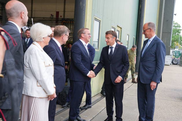 Deutsch-Franzoesischen Verteidigungsrat und Sicherheitsrat in Noervenich Emmanuel Macron der Franzoesischer Staatspraesident begruesst Verteidigungsminister Boris Pistorius gemeinsam mit Bundeskanzler Friedrich Merz bei der Ankunft beim Taktischen Luftwaffengeschwader 31 auf dem Luftwaffenstuetzunk in Noervenich, Noervenich, 17.07.2026 Noervenich NRW Deutschland *** German-French Defense Council and Security Council in Noervenich: French President Emmanuel Macron welcomes Defense Minister Boris Pistorius, accompanied by Federal Chancellor Friedrich Merz, upon their arrival at Tactical Air Force Squadron 31 at the air force base in Noervenich, Noervenich, July 17, 2026, Noervenich, North Rhine-Westphalia, Germany